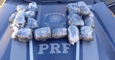 HAXIXE NAS PORTAS DO CARRO: PRF APREENDE 20,9 KG DE DROGA ESCONDIDA EM HB20 NA DUTRA, EM LAVRINHAS