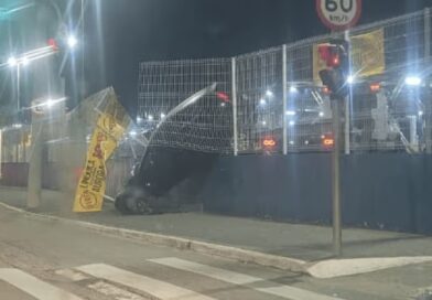 POR UM TRIZ: CARRO ROMPE PROTEÇÃO E FICA PENDURADO EM SUPERMERCADO DE SÃO JOSÉ