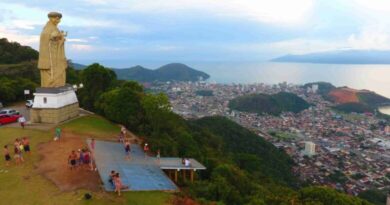 VENTO DANIFICA ESTÁTUA DE SANTO ANTÔNIO E FECHA UM DOS PRINCIPAIS CARTÕES POSTAIS DE CARAGUATATUBA
