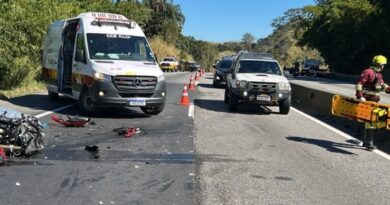MORTE E CAOS NA DUTRA: MOTOCICLISTA PERDE A VIDA, CASAL CAI NA PISTA E TRÊS CARROS SE ENVOLVEM EM ENGAVETAMENTO