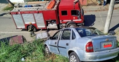 PERDEU O CONTROLE: MOTORISTA FICA FERIDO APÓS CARRO BATER CONTRA MURO EM ILHABELA