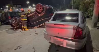 CAPOTAMENTO NA SAÍDA DA ARENA: CARRO VIRA, ATINGE TRÊS VEÍCULOS PARADOS E MOBILIZA BOMBEIROS EM SJC