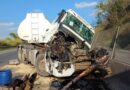 CABINE DESTRUÍDA NA DUTRA: CAMINHONEIRO FICA PRESO ÀS FERRAGENS APÓS BATIDA ENTRE CARRETAS EM BARRA MANSA