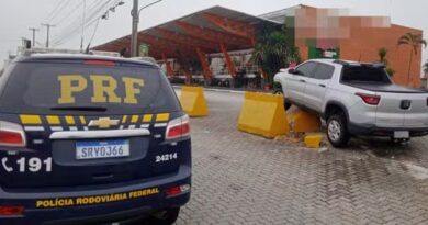 MISTÉRIO NA DUTRA: CARRO BATE EM MURETA E É ENCONTRADO ABANDONADO EM RESENDE