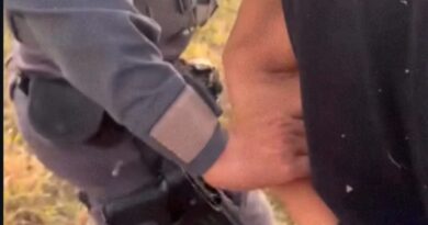 MARTELADAS NAS COSTAS: HOMEM ATACA COMPANHEIRA, FOGE PARA MATA E É PRESO NO ALTO DE MORRO EM SÃO JOSÉ