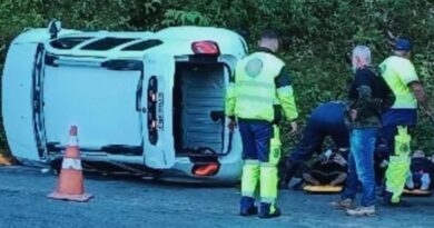 CARRO TOMBA EM TRECHO DA OSWALDO CRUZ, DEIXA DOIS FERIDOS E GERA CONGESTIONAMENTO EM UBATUBA