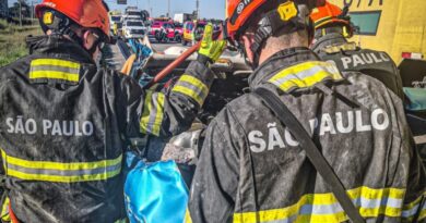 BATIDA ENTRE CAMINHÃO E TRÊS CARROS DEIXA FERIDOS E INTERDITA TRECHO DA DUTRA EM JACAREÍ