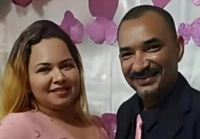 “O AMOR TEM LIMITES”: HOMEM MATA EX-COMPANHEIRA A FACADAS E DEIXA FRASES NAS PAREDES ANTES DE FUGIR