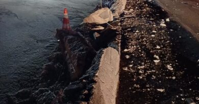 BLOCO GIGANTE DE DOLOMITA TOMBA NA DUTRA, DESTRÓI MURETA E DEIXA MOTORISTA FERIDO EM RESENDE