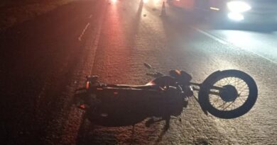 MADRUGADA DE TRAGÉDIA: MOTOCICLISTA MORRE EM ACIDENTE COM CARRETA NA DUTRA, EM LORENA