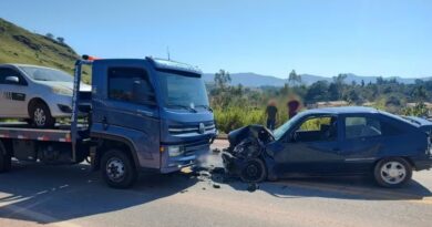 SEM CNH E COM 1,27 NO BAFÔMETRO: MOTORISTA INVADE CONTRAMÃO, BATE DE FRENTE COM CAMINHÃO E É PRESO NA BR 459