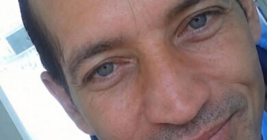 ADEUS, FLÁVIO: HOMEM EM SITUAÇÃO DE RUA É ENCONTRADO MORTO PELA PRÓPRIA IRMÃ EM PRAÇA DE SJC