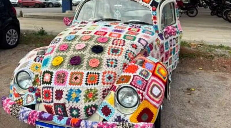UM FUSCA VESTIDO DE CROCHÊ: OBRA COLORIDA VIRA NOVA ATRAÇÃO TURÍSTICA EM POÇOS DE CALDAS