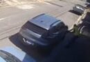 PASSOU RISCANDO UM POR UM: CÂMERA FLAGRA HOMEM DANIFICANDO TRÊS CARROS EM RUA DE SÃO JOSÉ