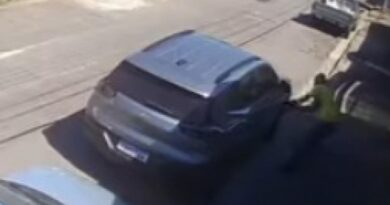 PASSOU RISCANDO UM POR UM: CÂMERA FLAGRA HOMEM DANIFICANDO TRÊS CARROS EM RUA DE SÃO JOSÉ