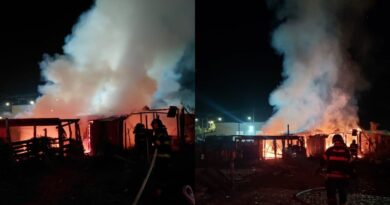 NOITE DE DESESPERO EM CARAGUATATUBA: INCÊNDIO CONSOME DUAS CASAS DE MADEIRA NO BAIRRO TRAVESSÃO