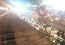 MADRUGADA TRAVADA NA DUTRA: BATIDA ENTRE CAMINHÕES ESPALHA ELETRODOMÉSTICOS NA PISTA E BLOQUEIA RODOVIA EM PINDAMONHANGABA