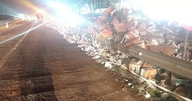 MADRUGADA TRAVADA NA DUTRA: BATIDA ENTRE CAMINHÕES ESPALHA ELETRODOMÉSTICOS NA PISTA E BLOQUEIA RODOVIA EM PINDAMONHANGABA
