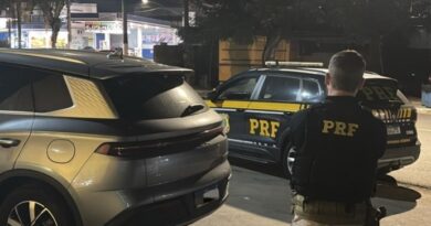 CINCO ESTRANGEIROS, UM BYD DE R$ 161 MIL E UM CARRO ROUBADO: ABORDAGEM NA DUTRA TERMINA NA 90ª DP EM BARRA MANSA