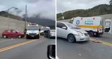 BATIDA DE FRENTE ENTRE DOIS CARROS DEIXA QUATRO FERIDOS E PARA O TRÂNSITO NO CONTORNO SUL DA TAMOIOS
