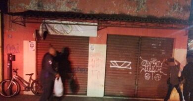 FURTO NA MADRUGADA: CASAL É CERCADO MINUTOS APÓS LEVAR PRODUTOS DE FARMÁCIA EM VOLTA REDONDA