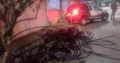 CAÇADA NA MADRUGADA: PM SURPREENDE OITO SUSPEITOS, RECUPERA MEIA TONELADA DE CABOS E PRENDE UM EM SÃO JOSÉ
