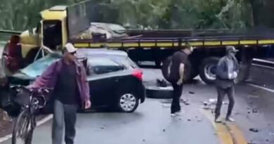 SP 50 FECHADA: ACIDENTE ENTRE DOIS CARROS E CAMINHÃO BLOQUEIA RODOVIA EM SANTO ANTÔNIO DO PINHAL