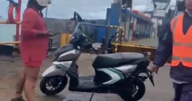 SUSTO NA BALSA: MOTO CAI NO MAR DURANTE EMBARQUE ENTRE ILHABELA E SÃO SEBASTIÃO