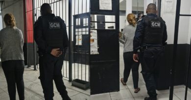PEDIDO DE SOCORRO NO SUPERMERCADO: MÃE DIZ QUE ERA COAGIDA PELA PRÓPRIA FILHA E MULHER ACABA PRESA EM PINDAMONHANGABA