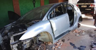 CARRO ROUBADO HÁ CINCO MESES É ENCONTRADO SEM RODAS E SENDO DESMONTADO; HOMEM É PRESO EM PINDA