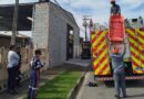 PERIGO NO ALTO: TRABALHADOR SOFRE DESCARGA ELÉTRICA E QUEIMADURAS AO MANUSEAR CALHA EM CARAGUATATUBA
