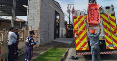 PERIGO NO ALTO: TRABALHADOR SOFRE DESCARGA ELÉTRICA E QUEIMADURAS AO MANUSEAR CALHA EM CARAGUATATUBA