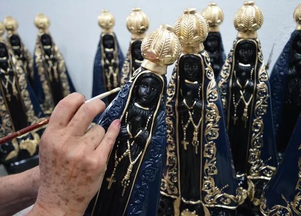 FÉ QUE MOVE FÁBRICAS: PRODUÇÃO DE IMAGENS DE NOSSA SENHORA TRIPLICA E VALE ACELERA PARA O 12 DE OUTUBRO