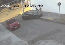 SEGUNDOS DE DESESPERO: CARRO INVADE CALÇADA, PASSA A CENTÍMETROS DE MULHER E DUAS CRIANÇAS E MOTORISTA VAI EMBORA EM POÇOS DE CALDAS