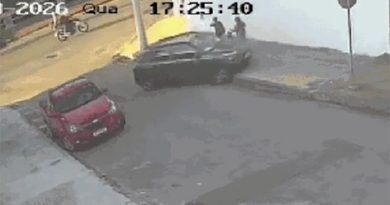 SEGUNDOS DE DESESPERO: CARRO INVADE CALÇADA, PASSA A CENTÍMETROS DE MULHER E DUAS CRIANÇAS E MOTORISTA VAI EMBORA EM POÇOS DE CALDAS