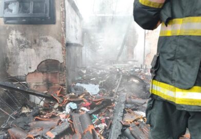 FOGO TOMA CONTA DE RESIDÊNCIA E DEIXA RASTRO DE DESTRUIÇÃO EM UBATUBA