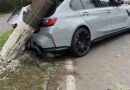IMPACTO DERRUBA POSTE SOBRE BMW E MOBILIZA BOMBEIROS EM VOLTA REDONDA