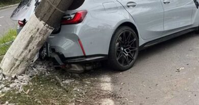IMPACTO DERRUBA POSTE SOBRE BMW E MOBILIZA BOMBEIROS EM VOLTA REDONDA