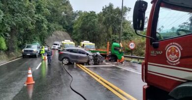 COLISÃO FRONTAL NA RIO-SANTOS DEIXA TRÊS FERIDOS, VAZA COMBUSTÍVEL E INTERDITA PISTA EM CARAGUÁ