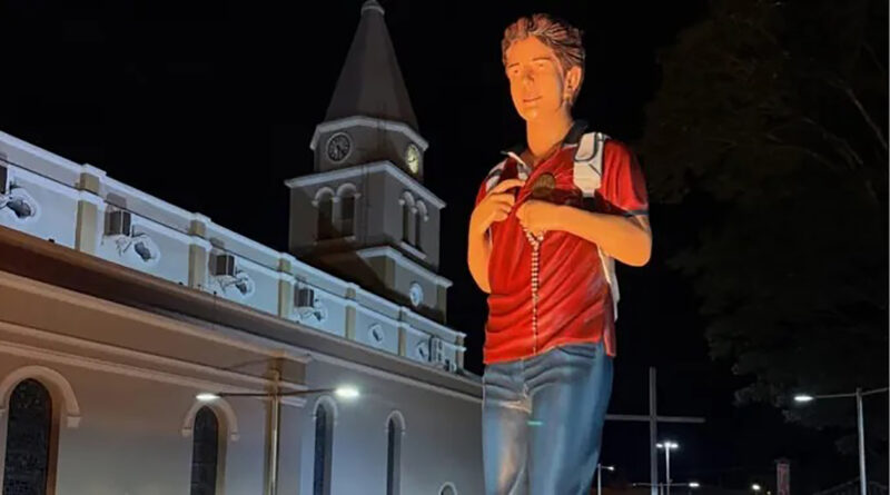 DA INTERNET PARA A PRAÇA: ESTÁTUA GIGANTE DE CARLO ACUTIS VIRA PONTO DE FÉ E ORAÇÃO NO INTERIOR DE SP
