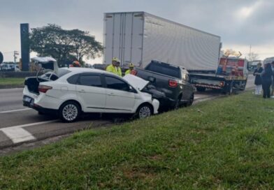 ESCAPARAM ILESOS: CARRO FICA PRENSADO ENTRE DOIS VEÍCULOS EM FORTE ENGAVETAMENTO NA DUTRA, EM SÃO JOSÉ