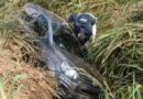 232 KG DE MACONHA NA DUTRA: MOTORISTA FOGE DA PRF, CAPOTA CARRO EM RIBANCEIRA E ESCAPA PELO MATAGAL