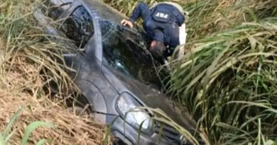 232 KG DE MACONHA NA DUTRA: MOTORISTA FOGE DA PRF, CAPOTA CARRO EM RIBANCEIRA E ESCAPA PELO MATAGAL