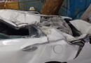 SUSTO NO SHOPPING: ESTRUTURA DESPENCA SOBRE CARRO COM DUAS PESSOAS DURANTE VENTOS FORTES