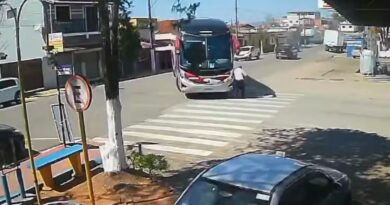 FOI ATRAVESSAR NA FAIXA E ACABOU DEBAIXO DO ÔNIBUS: IDOSO É SOCORRIDO APÓS ATROPELAMENTO
