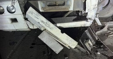 CARRETA ATINGE CARRO E BATE EM FILA NA DUTRA; CAMINHONEIRO MORRE PRESO ÀS FERRAGENS