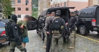 DENÚNCIA ANÔNIMA CERCA CONDOMÍNIO E LEVA POLÍCIA A FORAGIDO APONTADO COMO GERENTE DO TRÁFICO EM VOLTA REDONDA