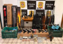 ARSENAL DO MEDO: CAC É PRESO SUSPEITO DE USAR ARMAS PARA INTIMIDAR ESPOSA E FILHA DE 12 ANOS
