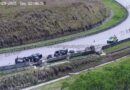 CARGA NA PISTA: BOBINAS DE AÇO CAEM DE CARRETA E ATINGEM CARRO EM TAUBATÉ