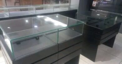 Buraco no teto leva a furto de quase 500 peças de prata em loja de shopping de Resende